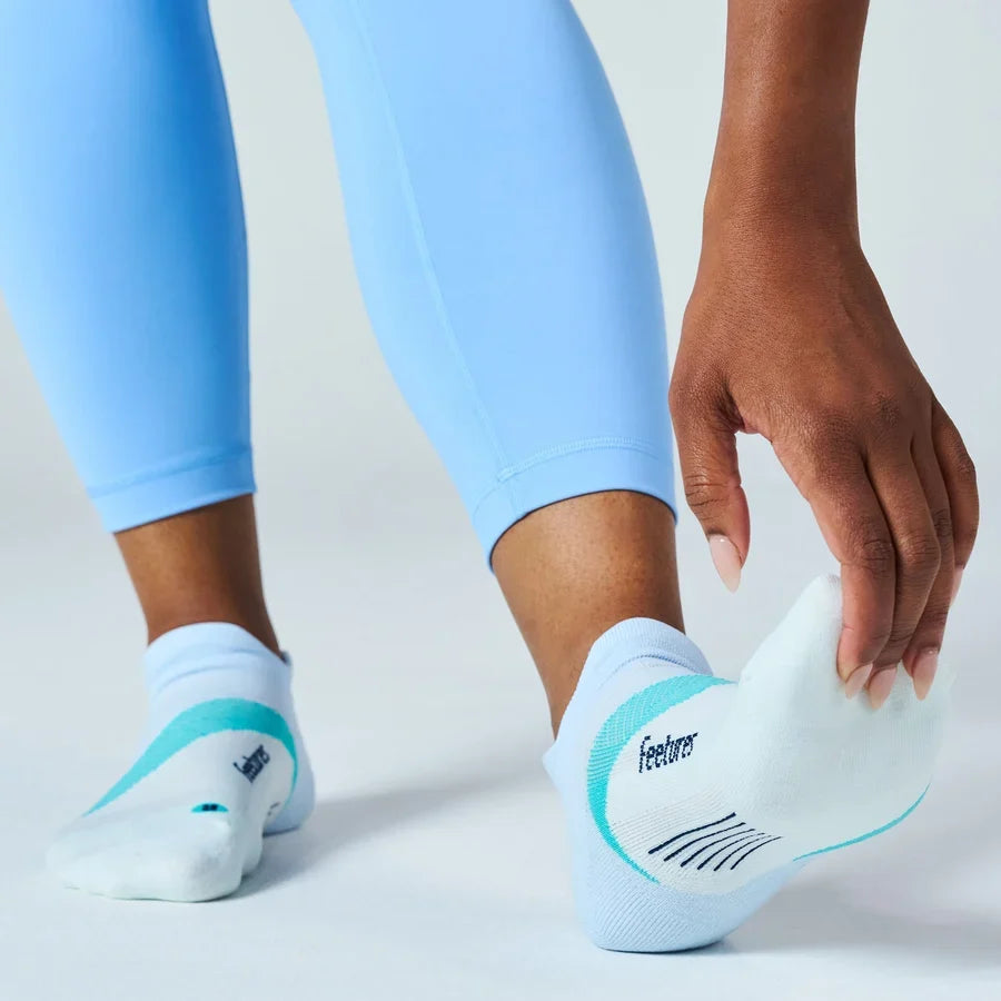 FEETURES ELITE LIGHT CUSHION TAB SOCKS - GLACIER MIST